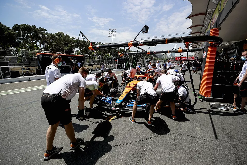 McLaren pitstop practice with the McLaren MCL35M 