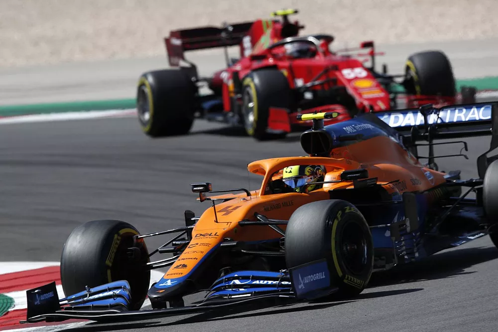 Lando Norris, McLaren MCL35M, Carlos Sainz Jr., Ferrari SF21