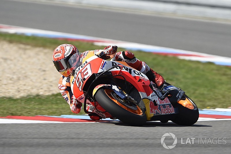 Márquez marca el mejor tiempo en el test de Brno
