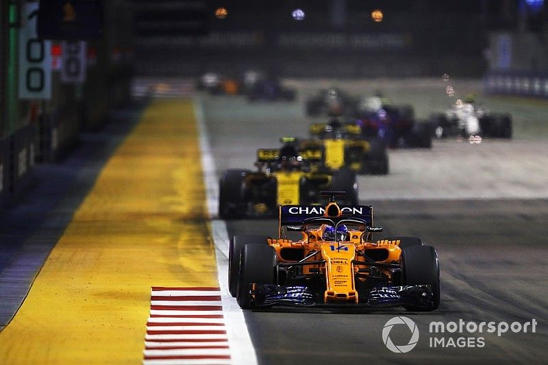 Fernando Alonso, McLaren MCL33, leads Carlos Sainz Jr., Renault Sport F1 Team R.S. 18, and Nico Hulkenberg, Renault Sport F1 Team R.S. 18