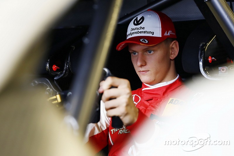 Mick Schumacher pályára gurulása a Mercedes DTM versenygépével (videó)