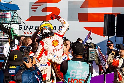 Маклафлин стал чемпионом Supercars после испортившего интригу штрафа ван Гисбергену