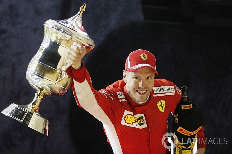 Sebastian Vettel, Ferrari, 1 &deg; puesto, celebra con su trofeo