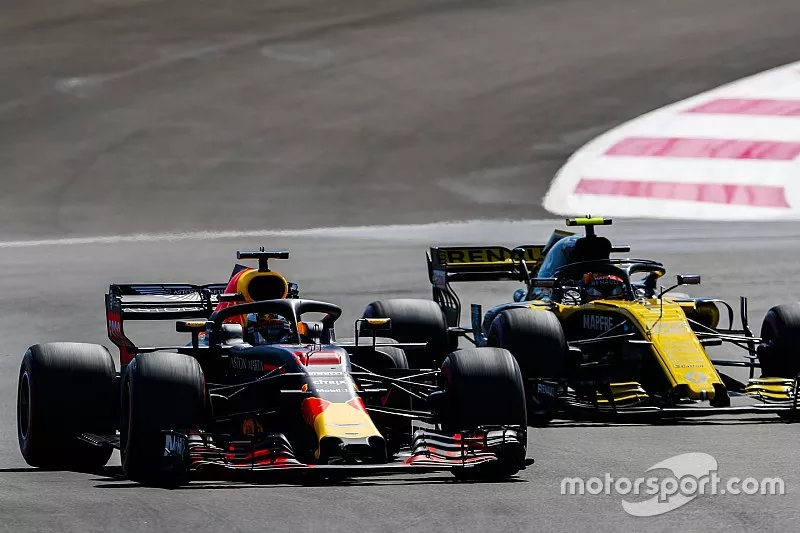 Daniel Ricciardo, Red Bull Racing RB14, battles with Carlos Sainz Jr., Renault Sport F1 Team R.S. 18