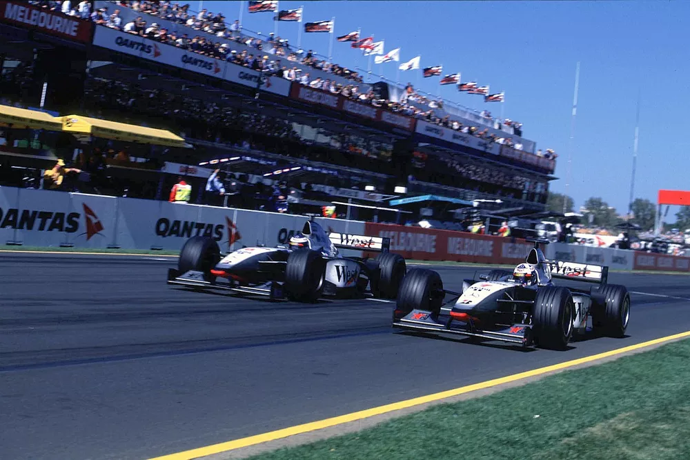 Mika Hakkinen, McLaren Mercedes passeert David Coulthard, McLaren