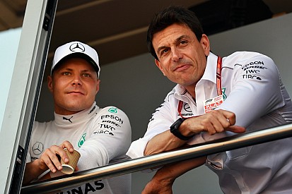 Mercedes: pole de Bottas dificulta uso de ordens de equipe