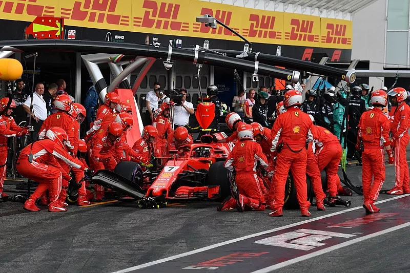 Kimi Raikkonen, Ferrari SF71H au stand