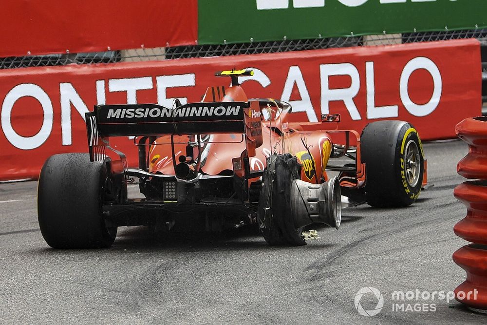 Charles Leclerc, Ferrari SF90, con un pinchazo