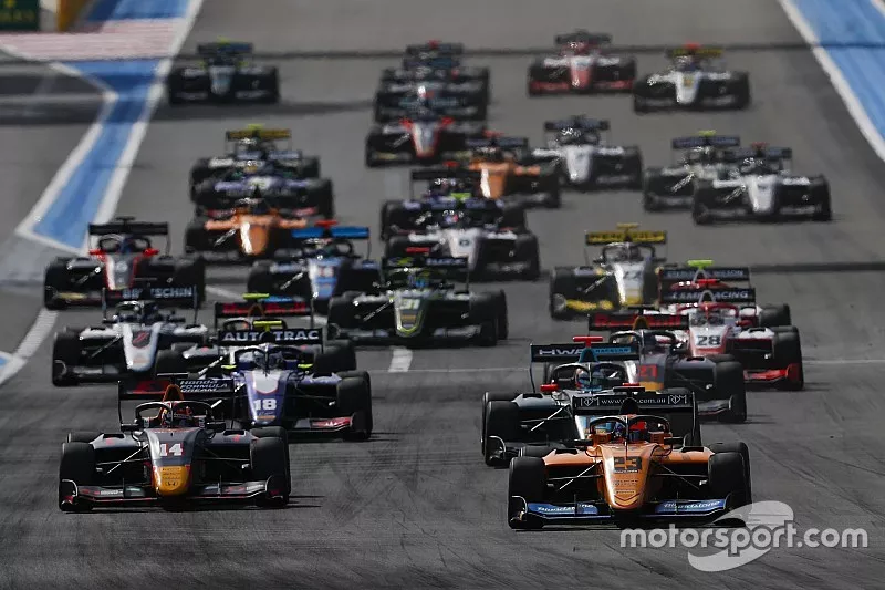 Alexander Peroni, Campos Racing leads Yuki Tsunoda, Jenzer Motorsport, Bent Viscaal, HWA Racelab at the start