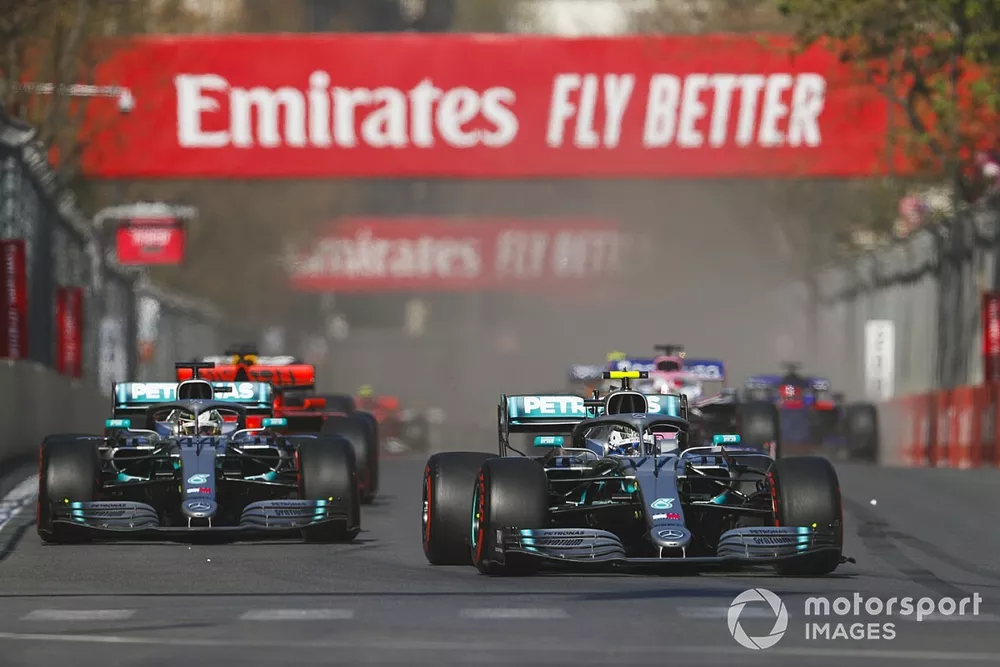 Valtteri Bottas, Mercedes AMG W10 et Lewis Hamilton, Mercedes AMG F1 W10 en lutte au premier tour
