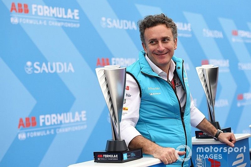 Alejandro Agag, CEO de Fórmula E en el podio