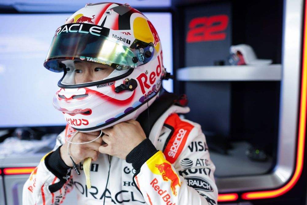 F1 日本GP 2025 レッドブル ドライバーシール　フェルスタッペン 角田 レッドブル移籍初戦の角田裕毅、2025年F1日本GPのドライバー