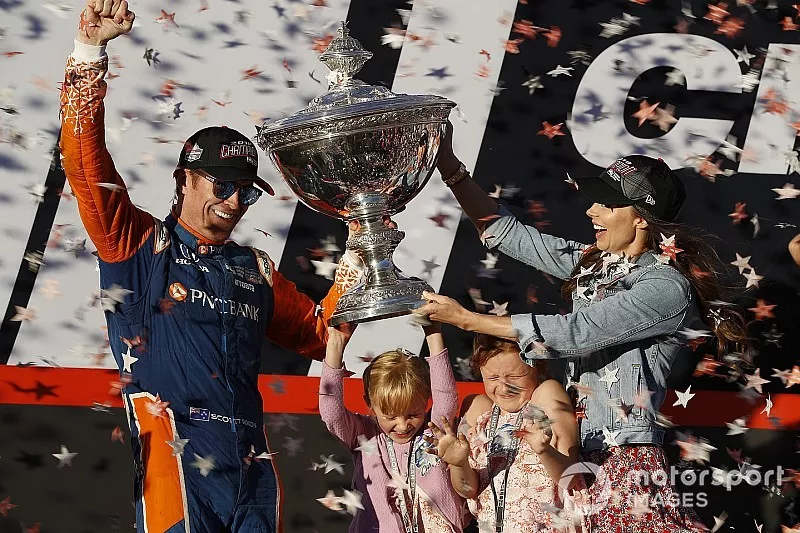 Scott Dixon, Chip Ganassi Racing Honda celebra el t&iacute;tulo con su esposa Emma y sus hijas poppy y Tilly