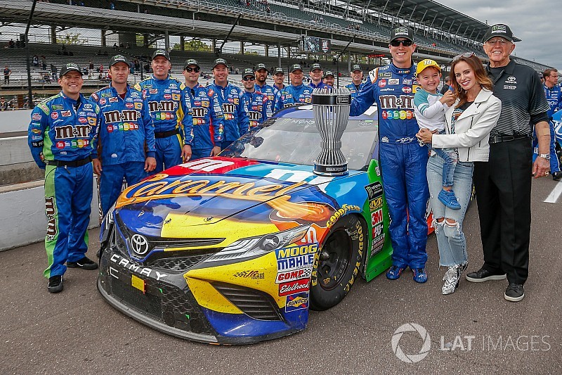 Kyle Busch es campeón de la temporada regular en NASCAR
