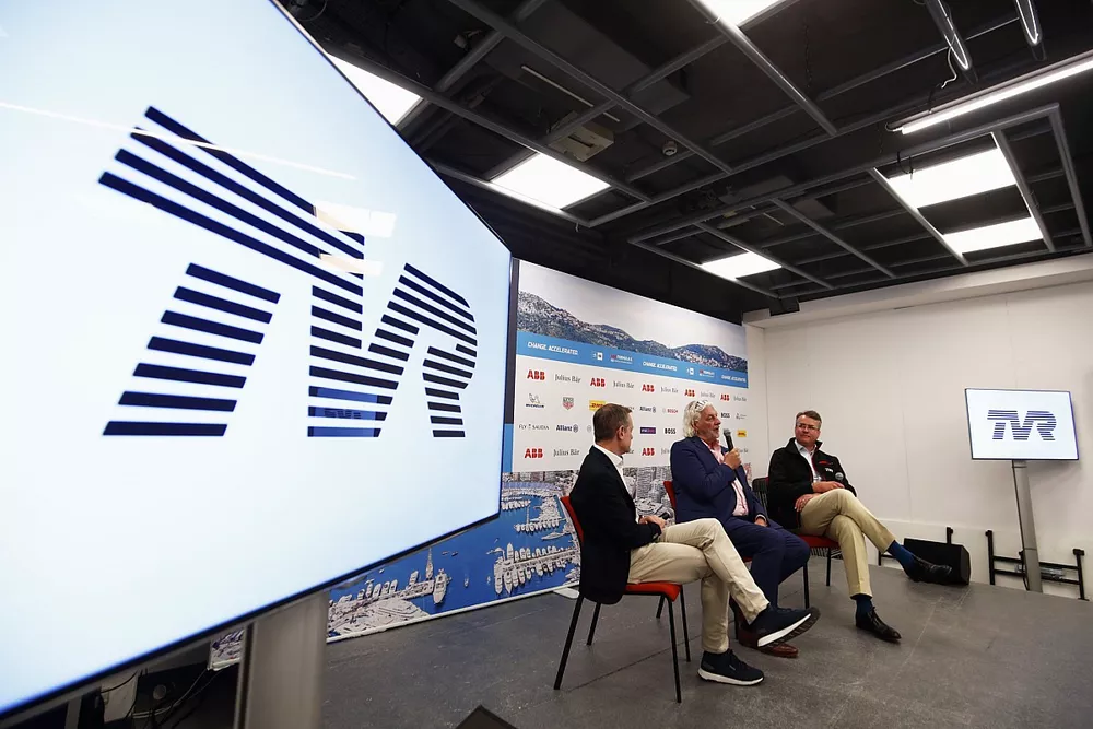 Matt Scammel, Les Edgar, presidente de TVR, Jim Berriman, CEO de TVR