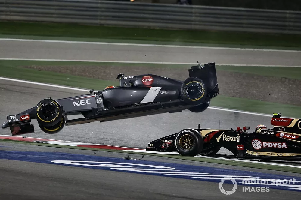 Esteban Gutierrez, Sauber C33, envoy&eacute; en tonneau par la Lotus E22 de Pastor Maldonado