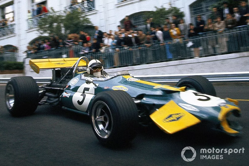 Jack Brabham, avec des d&eacute;g&acirc;ts &agrave; l'avant de sa Brabham BT33 Ford