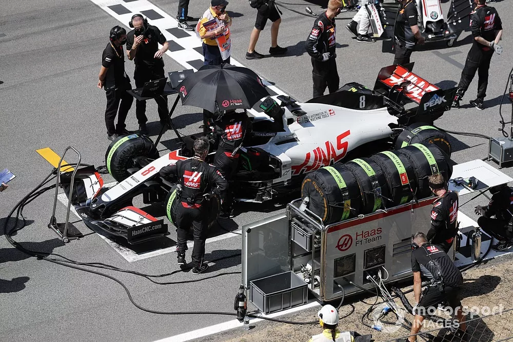 Les m&eacute;caniciens autour de Romain Grosjean, Haas VF-20, sur la grille