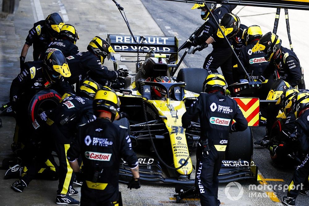 Esteban Ocon, Renault F1 Team R.S.20, in the pits