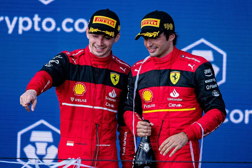 Podio: el segundo Charles Leclerc, Ferrari, el tercero Carlos Sainz, Ferrari