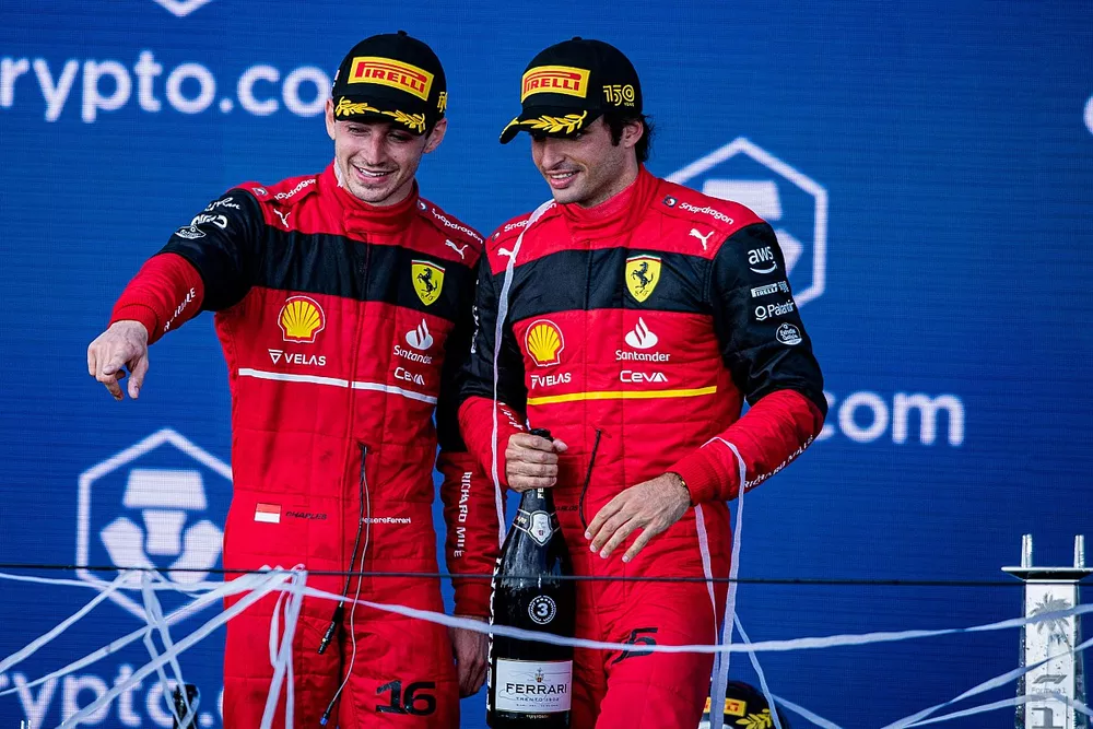 Le deuxi&egrave;me Charles Leclerc, Ferrari, et le troisi&egrave;me Carlos Sainz, Ferrari sur le podium