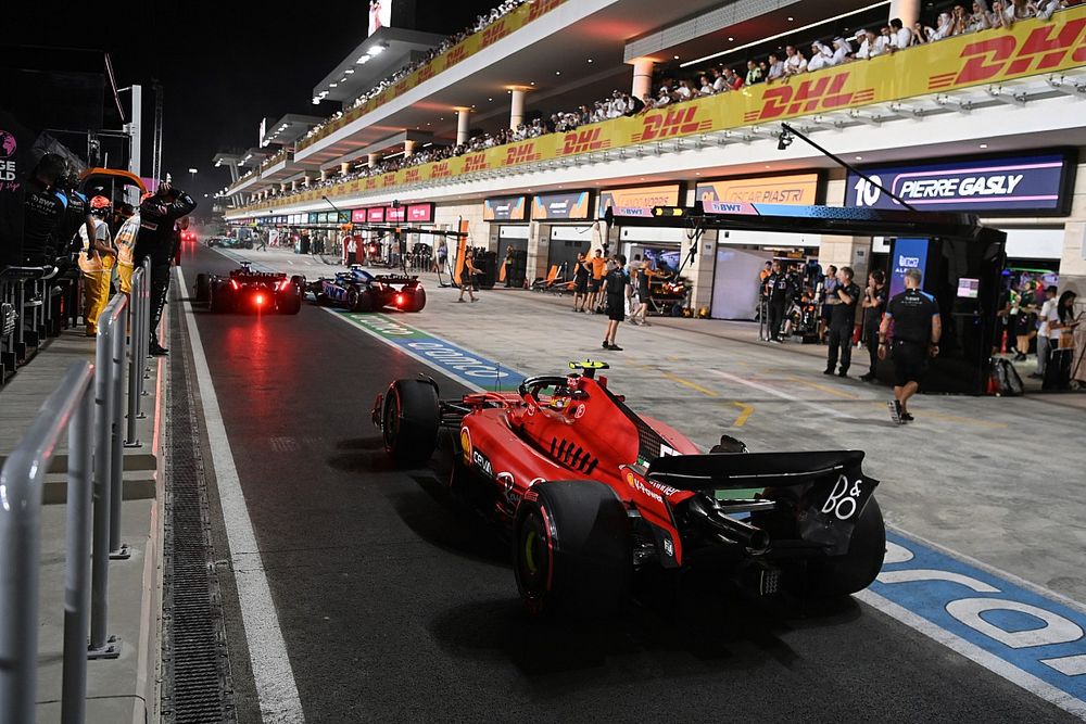 Carlos Sainz, Ferrari SF-23, en boxes