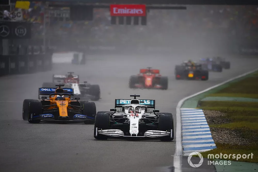 Lewis Hamilton, Mercedes AMG F1 W10, voor Carlos Sainz Jr., McLaren MCL34, en Kimi Raikkonen, Alfa Romeo Racing C38