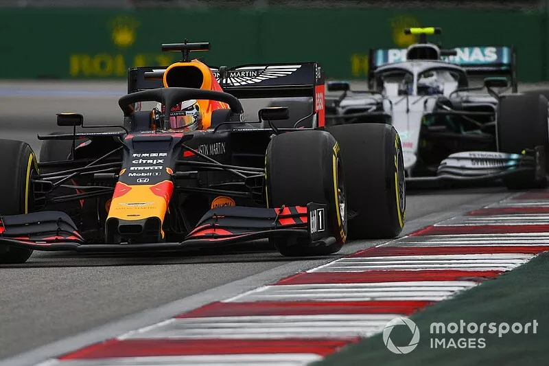 Max Verstappen, Red Bull Racing RB15, devant Valtteri Bottas, Mercedes AMG W10