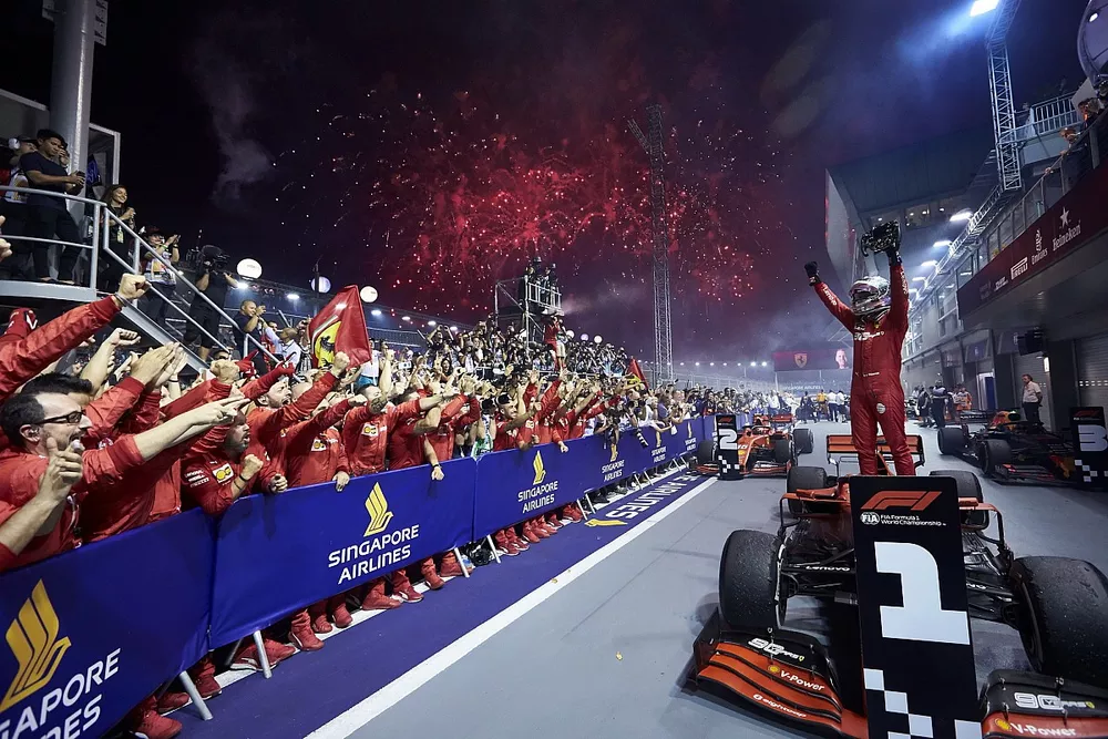 Sebastian Vettel, Ferrari, 1&ordf; posici&oacute;n, celebra en el Parc Ferme