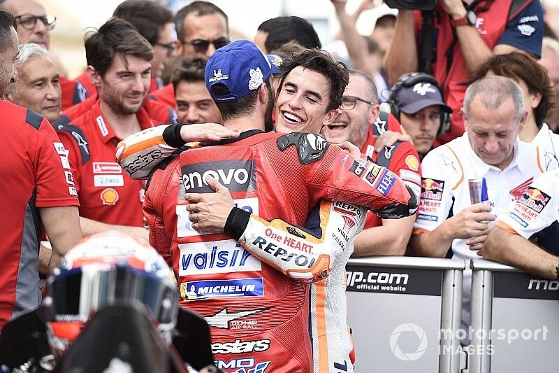Marc M&aacute;rquez, ganador de la carrera, Repsol Honda Team, segundo Andrea Dovizioso, Ducati Team