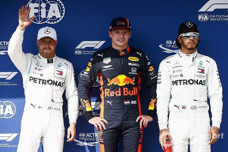 Valtteri Bottas, Mercedes AMG F1, Pole Sitter Max Verstappen, Red Bull Racing e Lewis Hamilton, Mercedes AMG F1 al Parc Ferme 