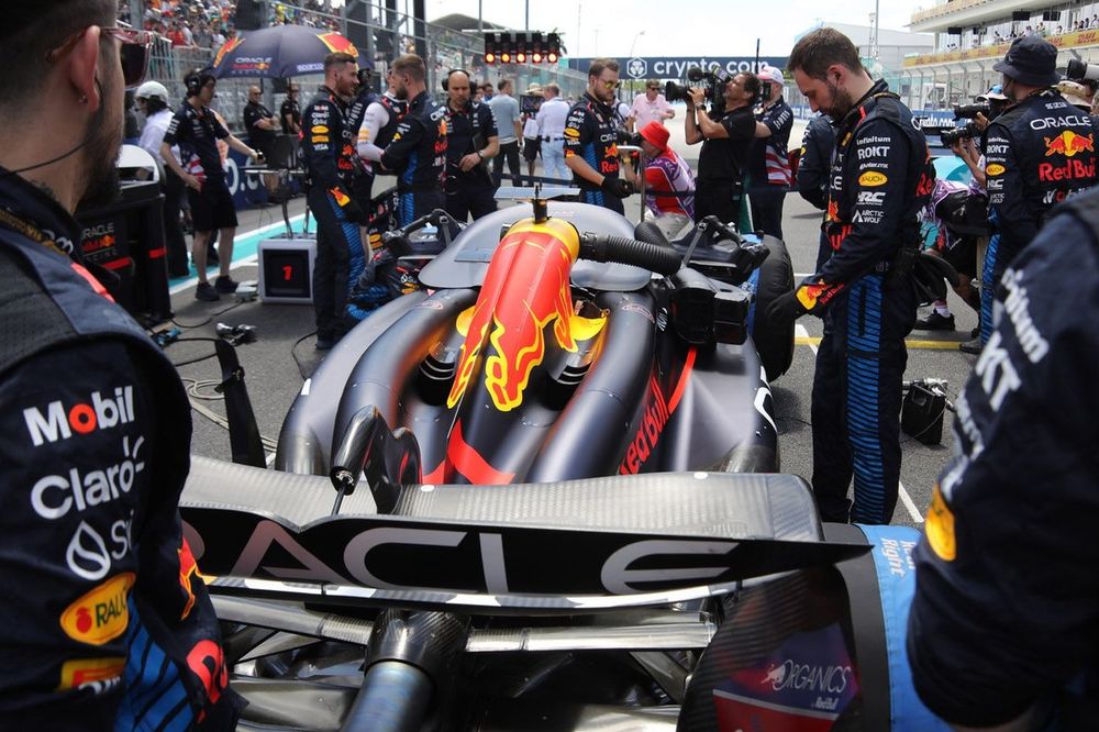 Red Bull Racing RB20 en la parrilla