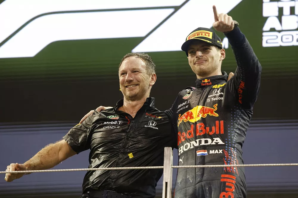 Podio: Christian Horner, director del equipo, Red Bull Racing con el ganador y campe&oacute;n Max Verstappen, Red Bull Racing