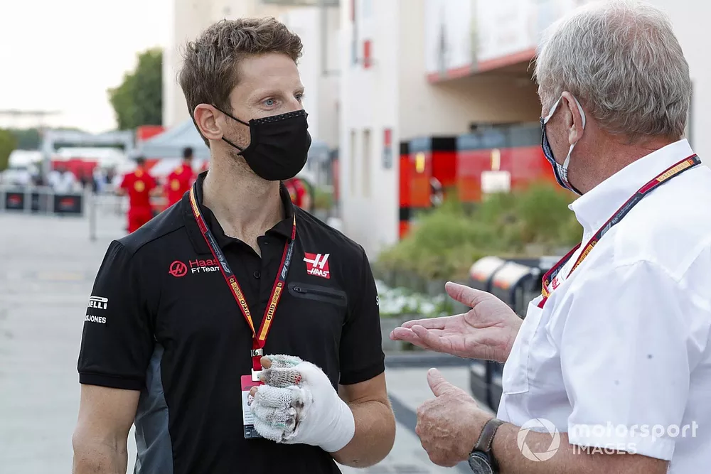 Romain Grosjean, Haas F1, habla con Helmut Marko, Consultor, Red Bull Racing 