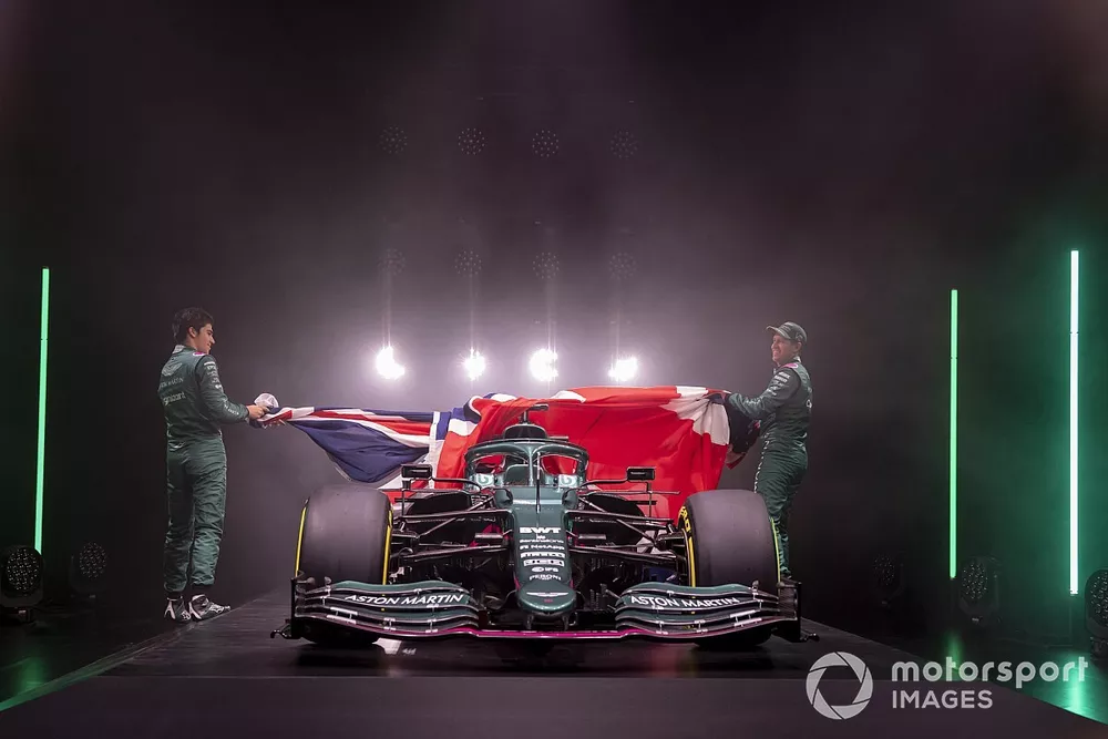Lance Stroll, Aston Martin, y Sebastian Vettel, Aston Martin, presentan el Aston Martin AMR21 
