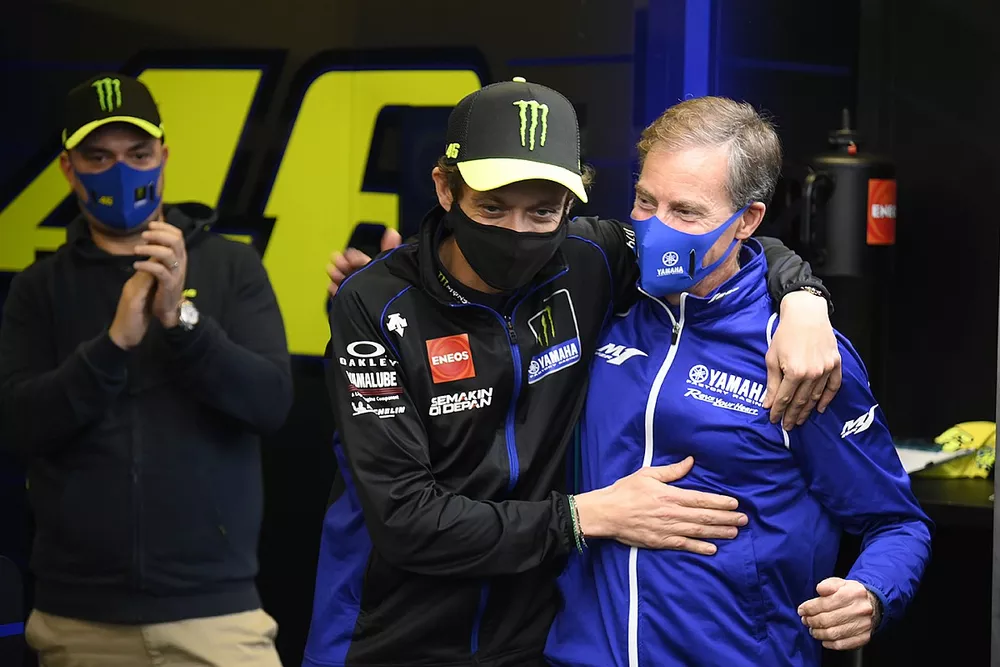 Valentino Rossi y Lin Jarvis en el evento de despedida de Yamaha Factory Racing. 