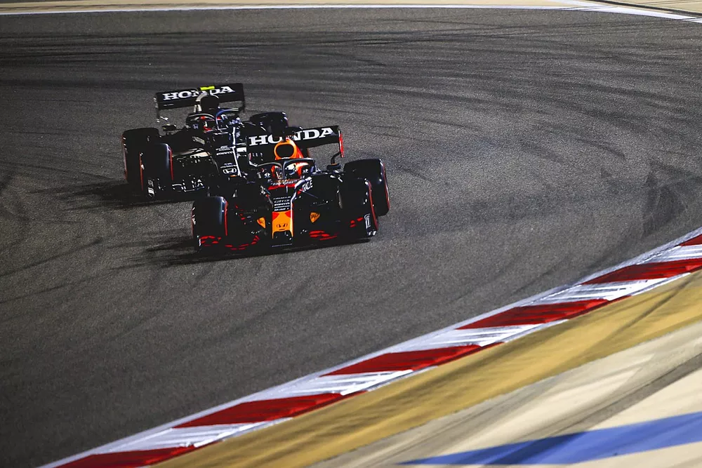 Max Verstappen, Red Bull Racing RB16B, Pierre Gasly, AlphaTauri AT02