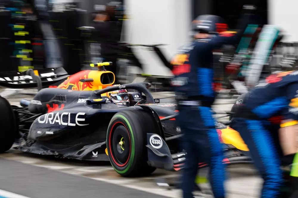 Sergio Perez, Red Bull Racing RB20, au stand