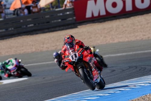 Superpole Race WSBK Jerez: Bulega Menang Kontroversial, Razgatlioglu Crash