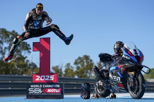 Race 2 WSBK Jerez: Bulega Hat-trick, Razgatlioglu Juara Dunia