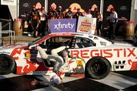 Conheça piloto da NASCAR ‘desastrado’ que caiu ao comemorar vitória