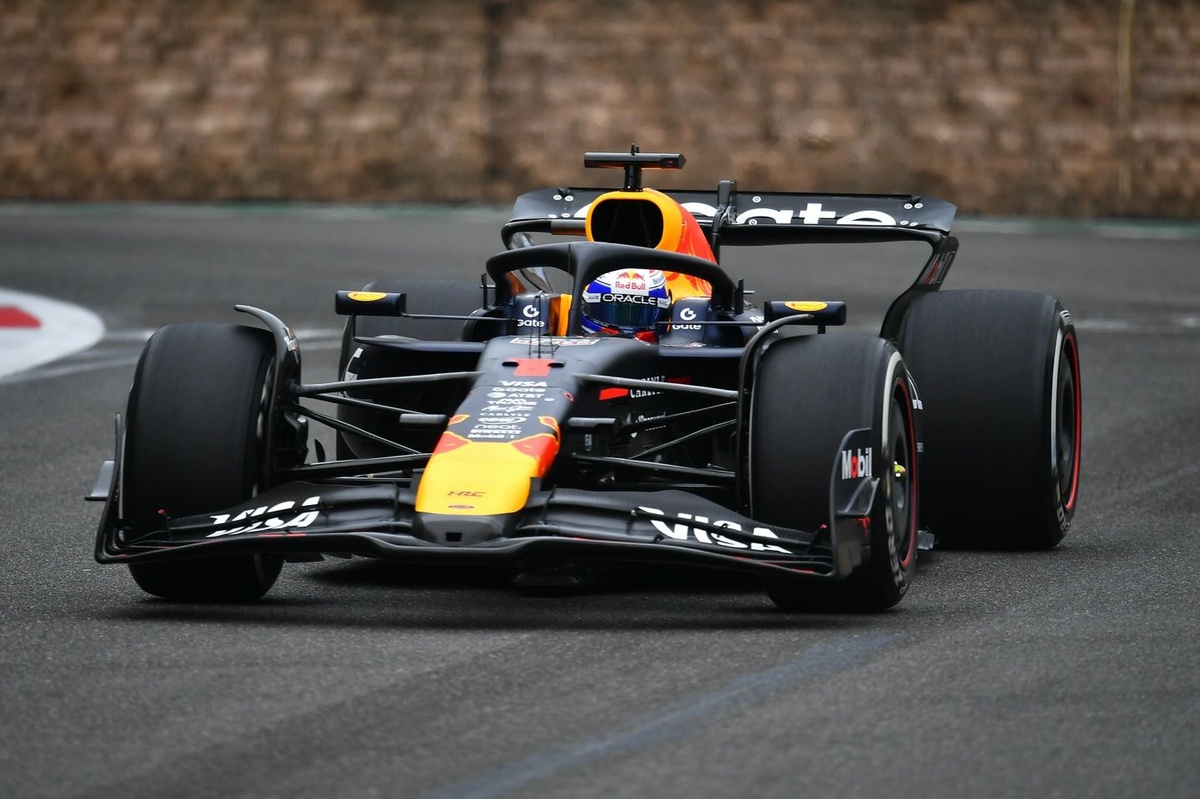 F1 | Verstappen completa l'opera e domina a Baku. Sainz sul podio, Piastri sbatte