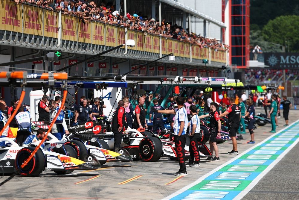 Mec&aacute;nicos y coches en el pitlane