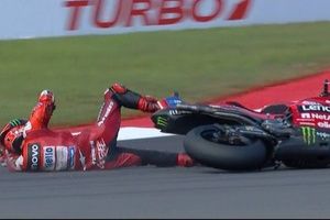 MotoGP: Marc Márquez sofre fratura na clavícula após acidente com Bezzecchi no GP da Indonésia; veja vídeo