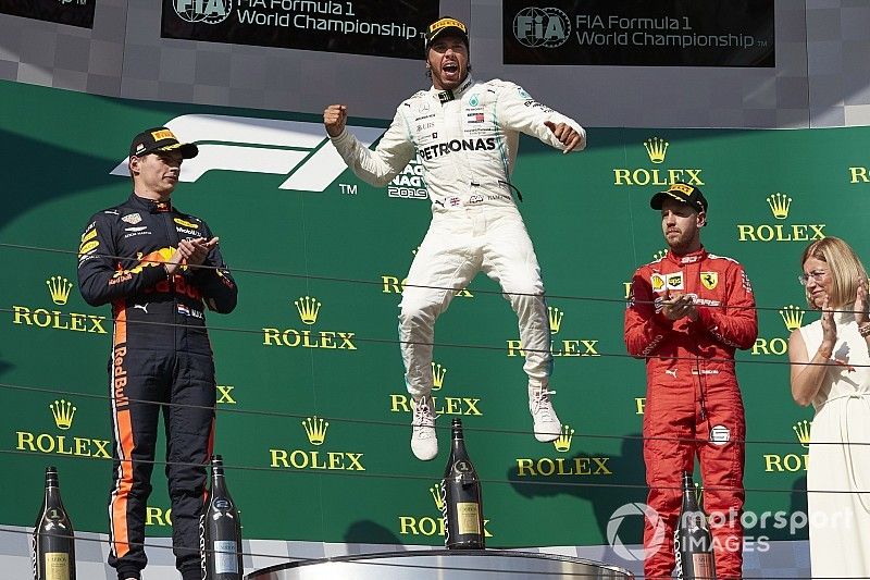 Podio: segundo lugar Max Verstappen, Red Bull Racing, ganador de la carrera Lewis Hamilton, Mercedes AMG F1, y el tercer lugar Sebastian Vettel, Ferrari