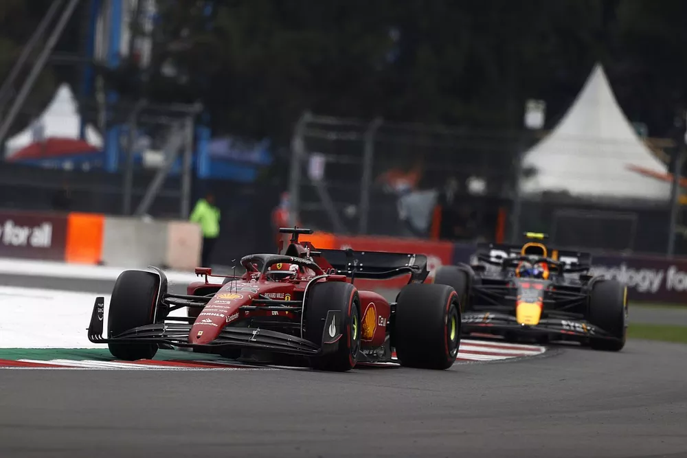 Charles Leclerc, Ferrari F1-75, Sergio P&eacute;rez, Red Bull Racing RB18