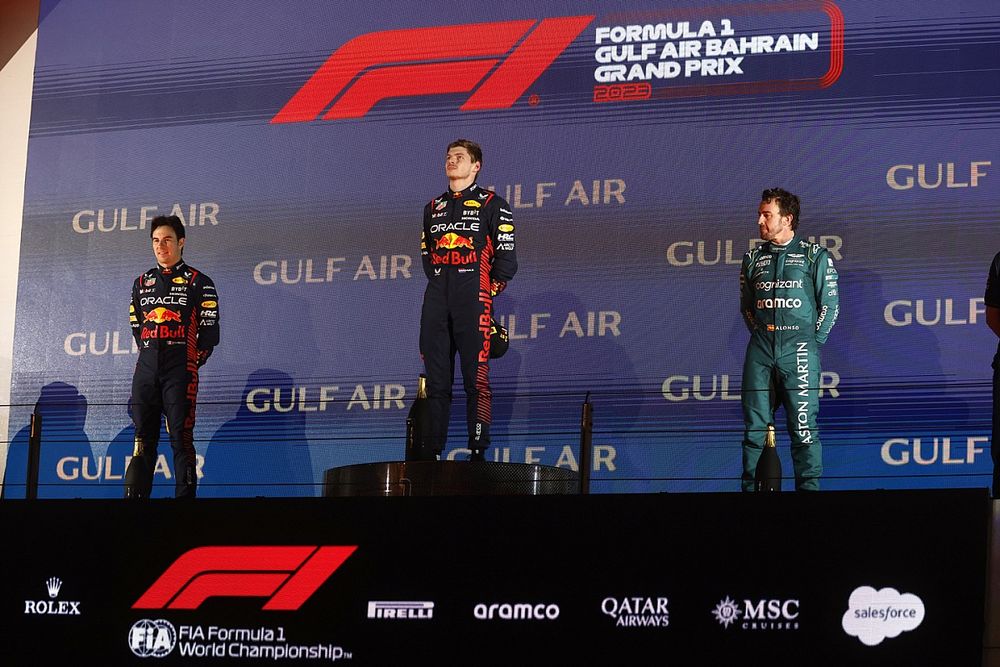 Podio: segundo lugar Sergio P&eacute;rez, Red Bull Racing, ganador, Max Verstappen, Red Bull Racing, tercer lugar Fernando Alonso, Aston Martin F1 Team