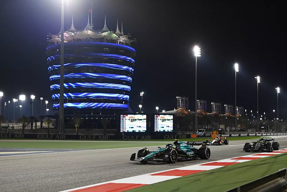 Fernando Alonso, Aston Martin AMR23, Lewis Hamilton, Mercedes F1 W14