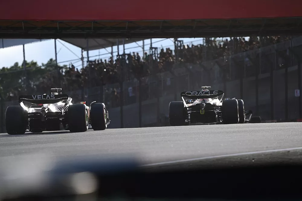 Sergio Perez, Red Bull Racing RB18, Charles Leclerc, Ferrari F1-75