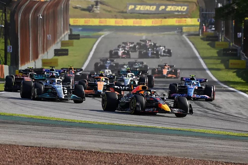 Max Verstappen, Red Bull Racing RB18, George Russell, Mercedes W13, Lando Norris, McLaren MCL36, Esteban Ocon, Alpine A522, the remainder of the field at the start of the Sprint race